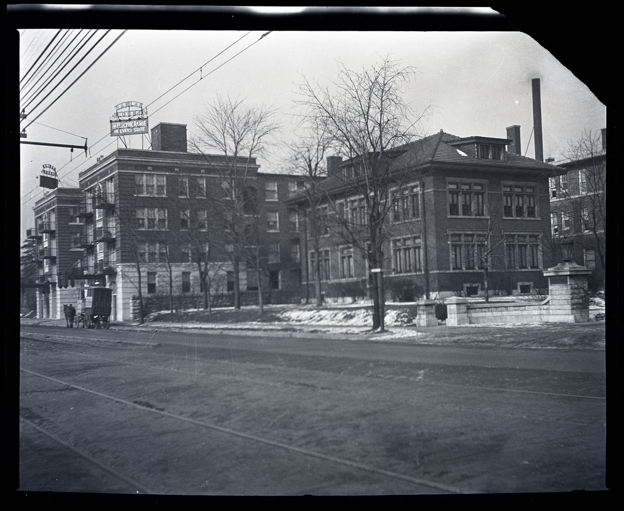 Harlan Court Apartments og et nabohus på 5457 Delmar Boulevard af Unknown