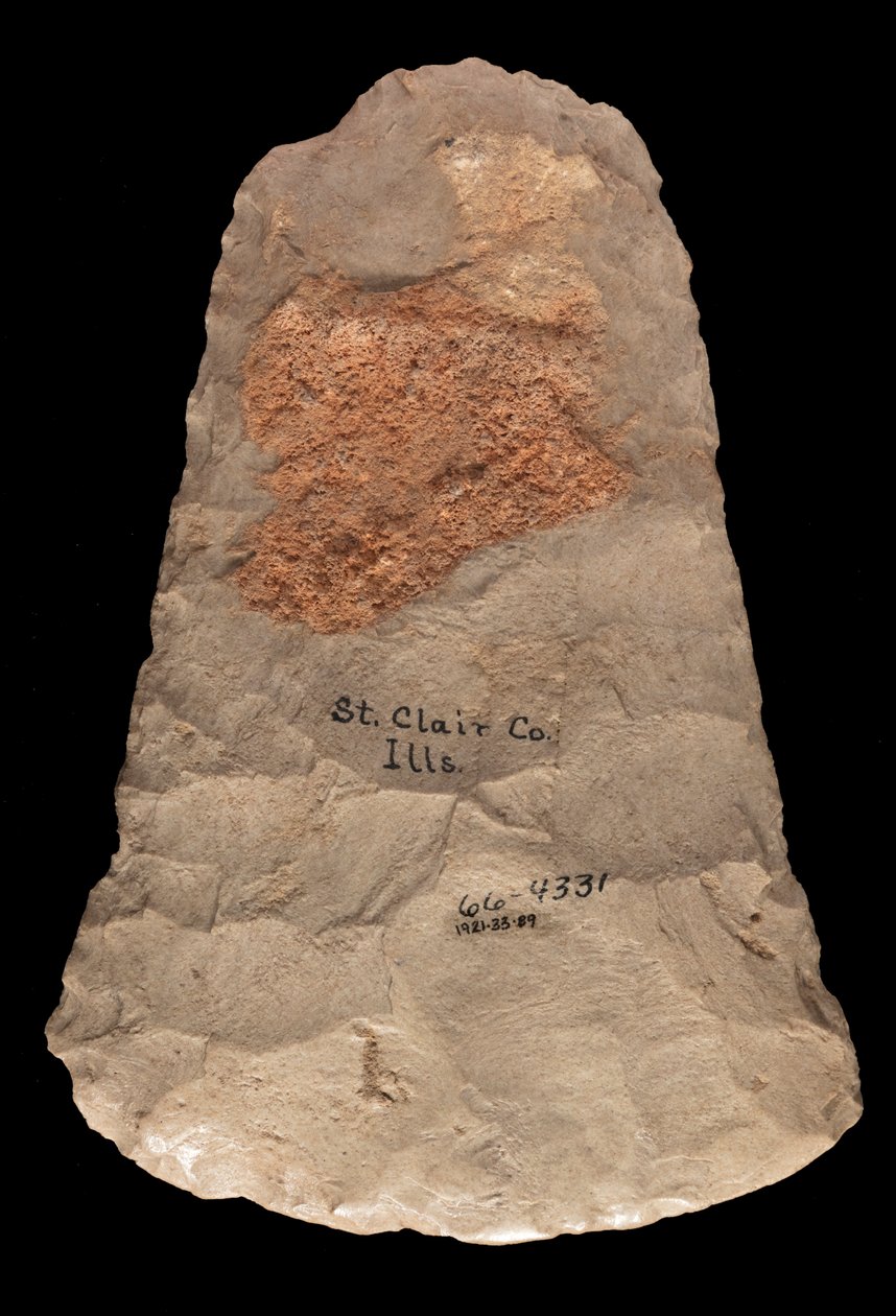 Mississippian blusset hakkeblad fremstillet af Mill Creek chert. Denne artefakt blev indsamlet i St. Clair County, Illinois af Unknown