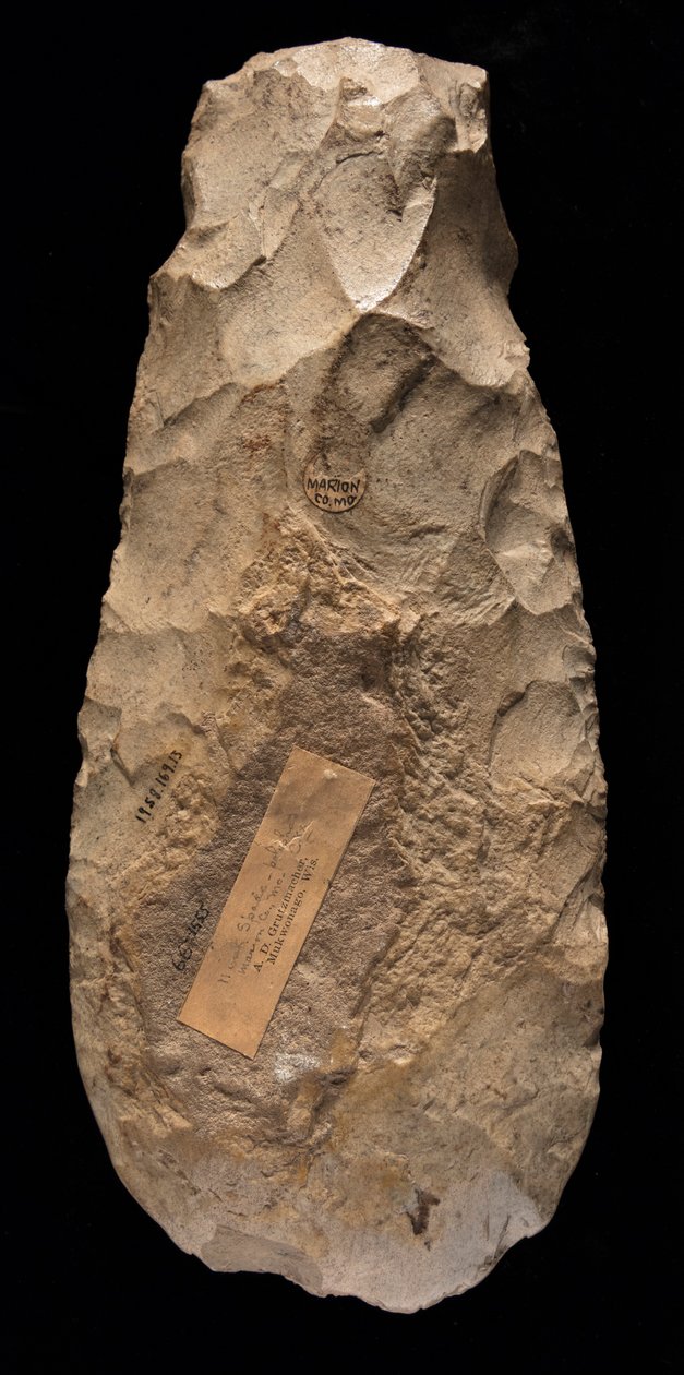 Mississippiansk oval hakkeblad fremstillet af Mill Creek chert. Denne artefakt blev indsamlet i Marion County, Missouri af Unknown