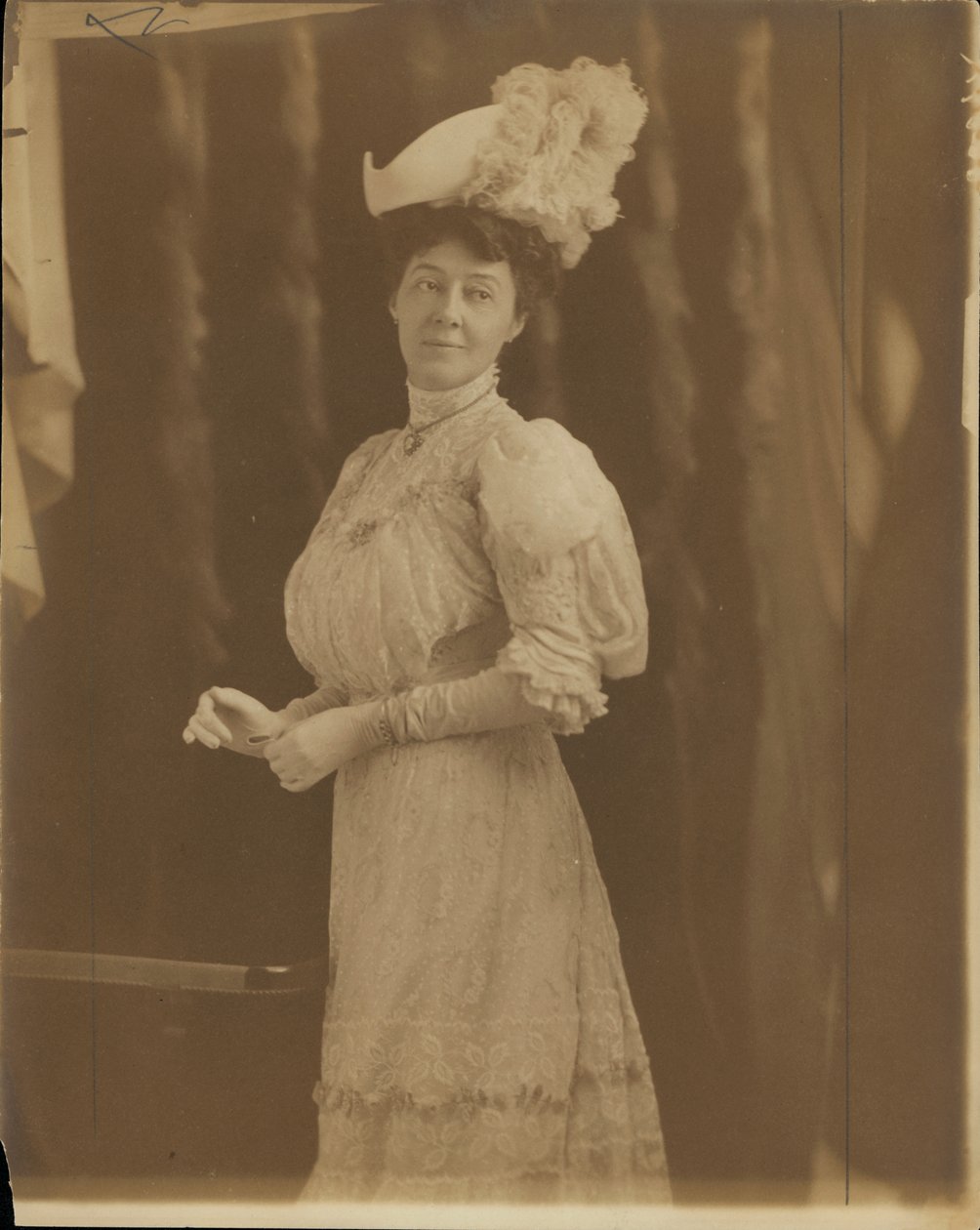 Fru Lon Stephens, født Margaret Nelson. Iført blond højhalset kjole og blødt hat af Unknown