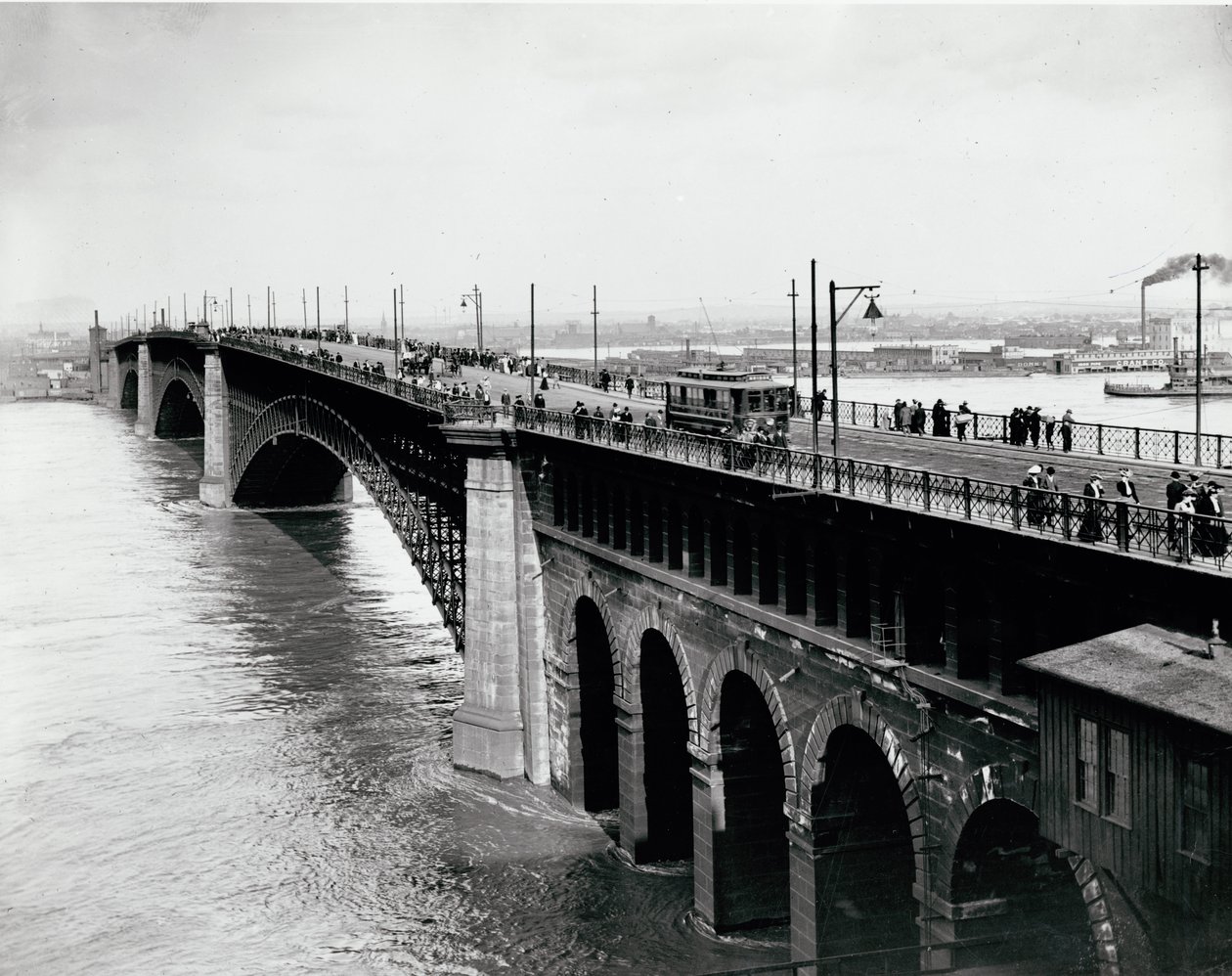 Fodgænger- og trolleytrafik på Eads Bridge under oversvømmelsen i 1903 af Unknown