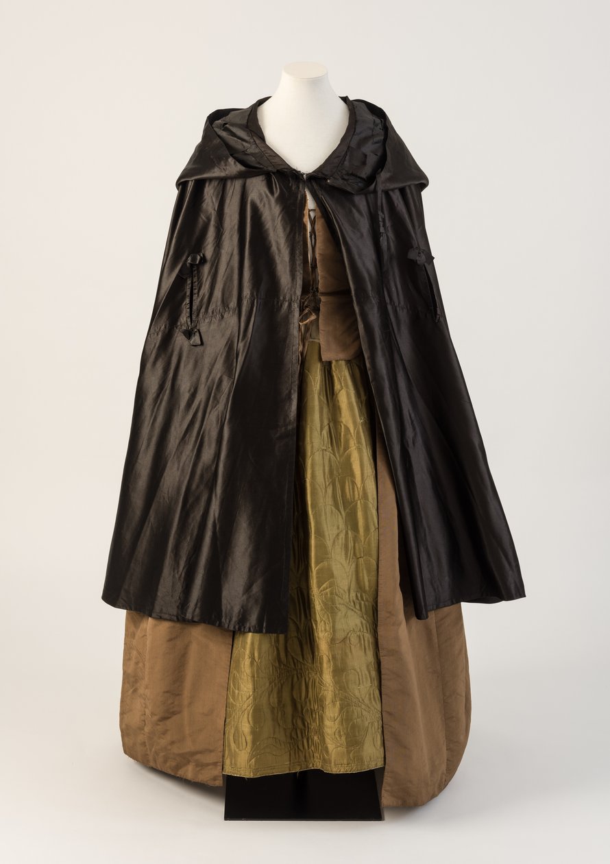 Sort silke satin kappe, båret med olivengrøn silke quiltet underkjole, 1760