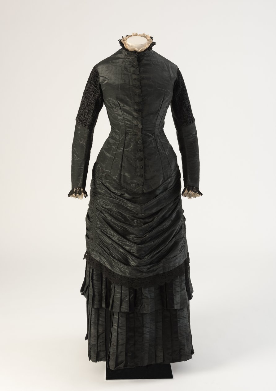 Sørgekjole i sortvandet silke, 1880