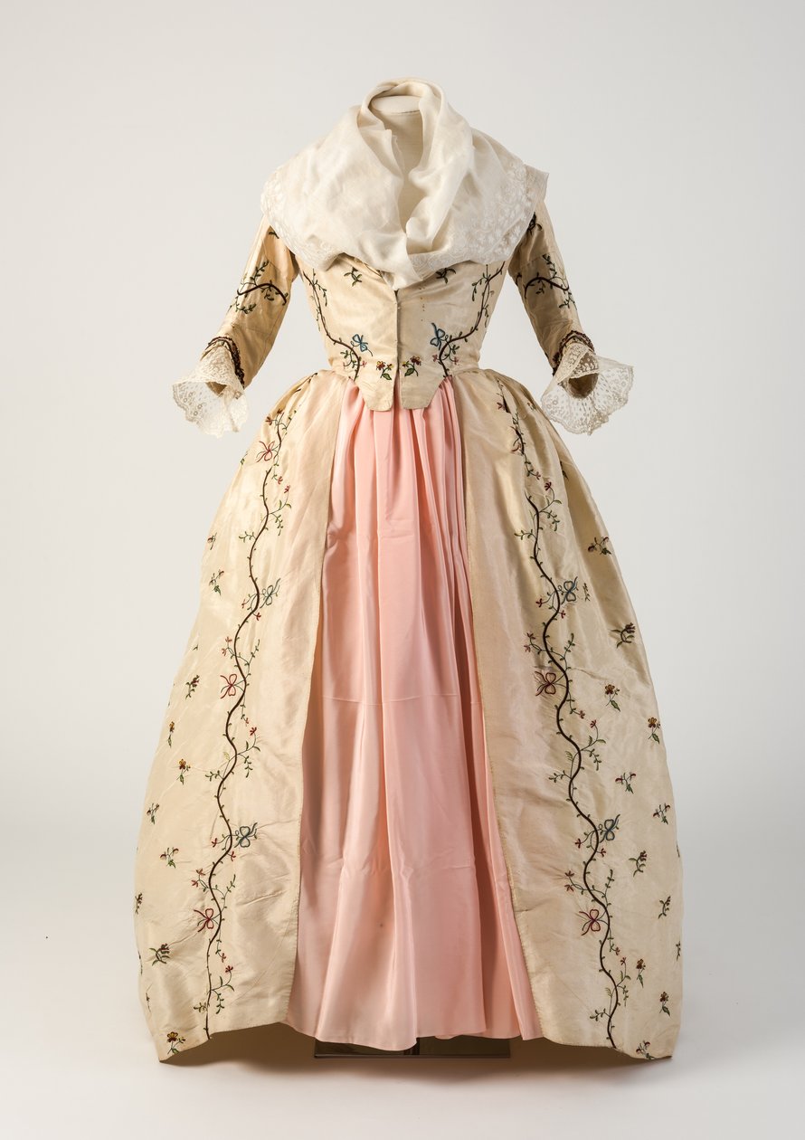 Cremefarvet silketamburbroderet lukket kjole, 1780