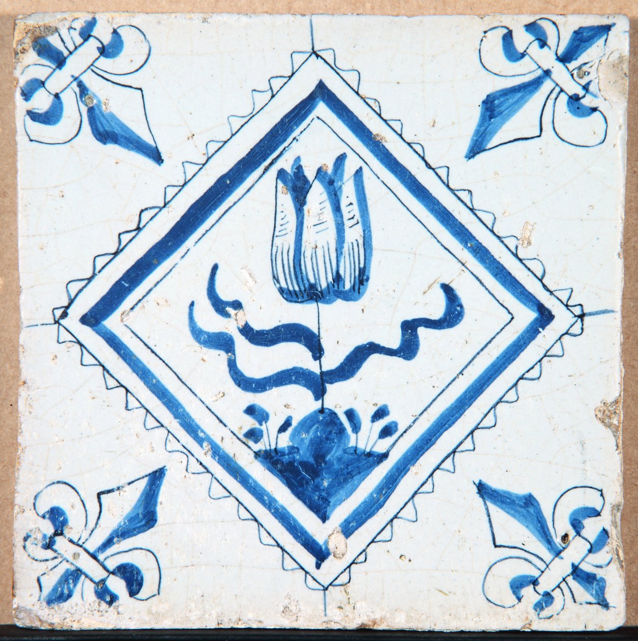 Tulipan i en diamant (med fleur-de-lis hjørner) 1620-50 (keramik) af Unbekannt Unbekannt