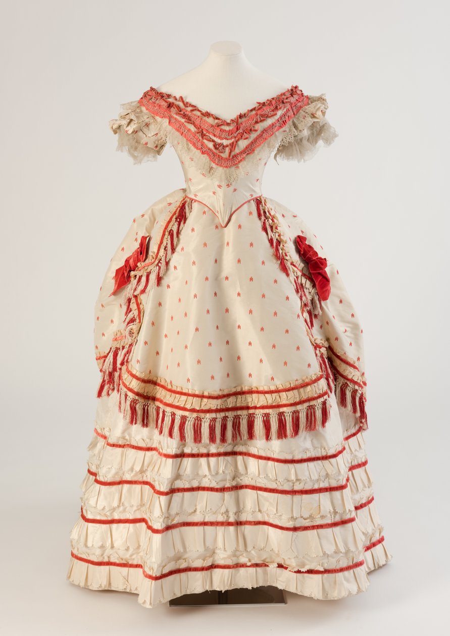 Hvid og koralrød vævet silke aftenkjole, 1870 (silke) af Unbekannt Unbekannt