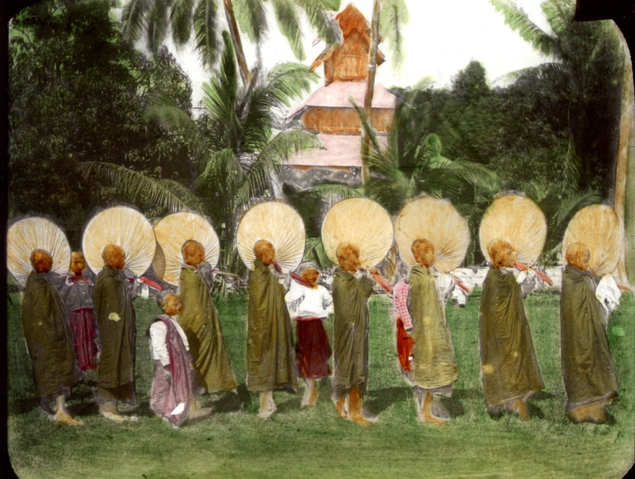 Procession af munke med vifter, ca. 1880