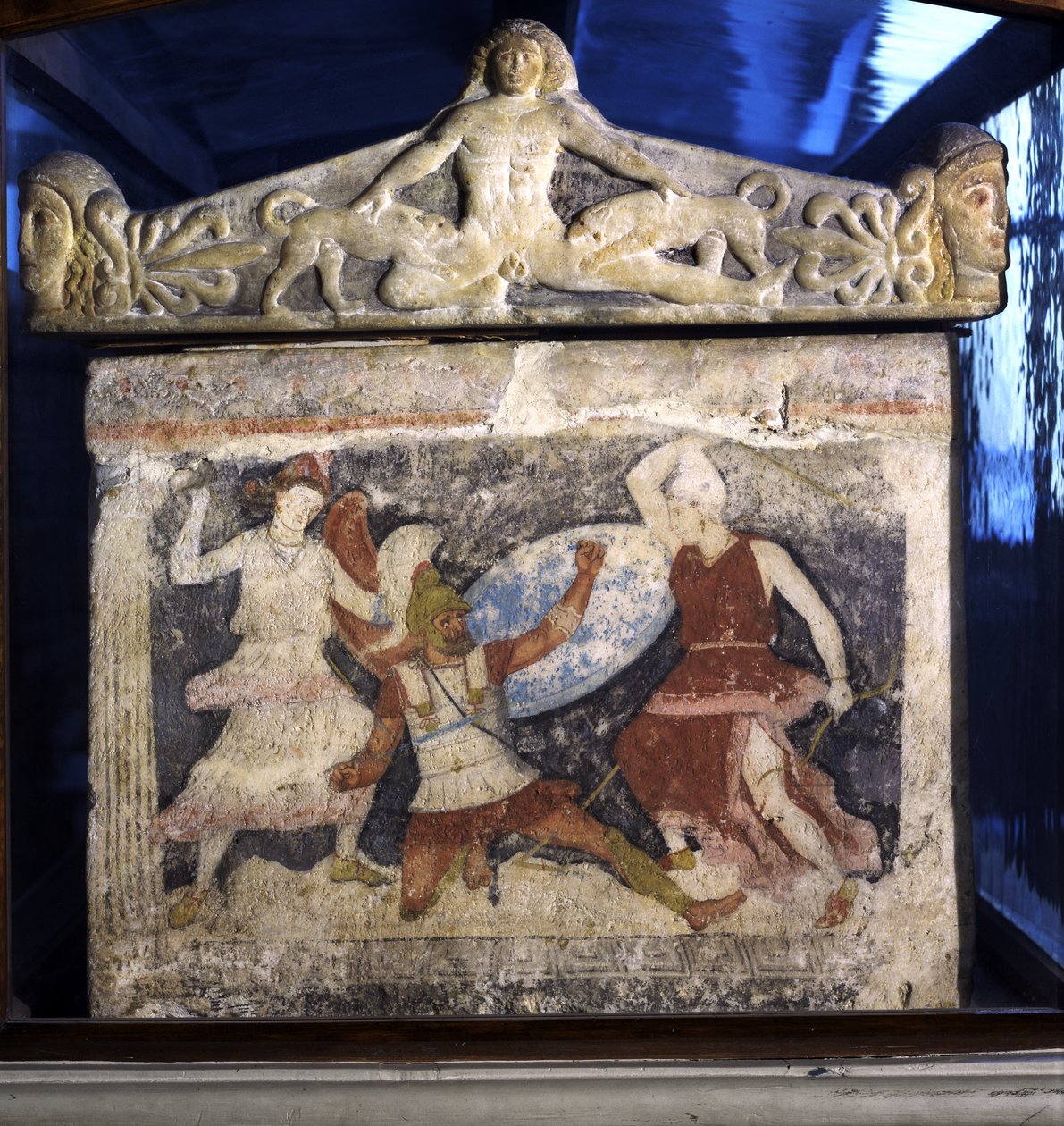 En græker, der kæmper mod to amazoner fra slutningen af Amazonas sarkofag, med Acteon revet fra hinanden af Dianas-hunde i relief på låget, fra Tarquinia, 4. århundrede f.Kr. (tempera på alabast) af Unknown
