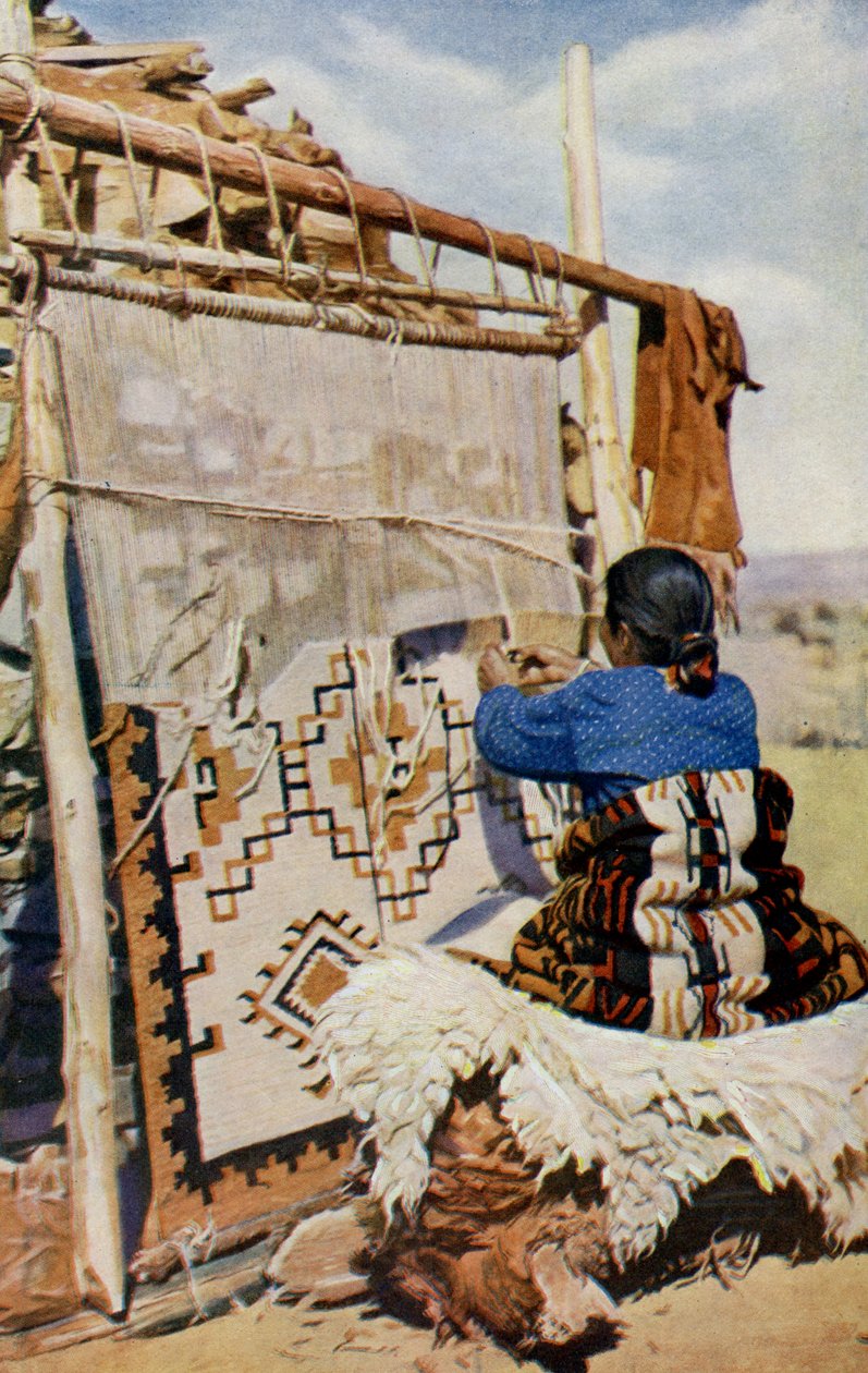Arizona. I hjertet af Arizonas ørken er Navajo-tæpper vævet, og deres skønhed og anvendelighed tiltrækker mange kunder. 1920 af Unknown