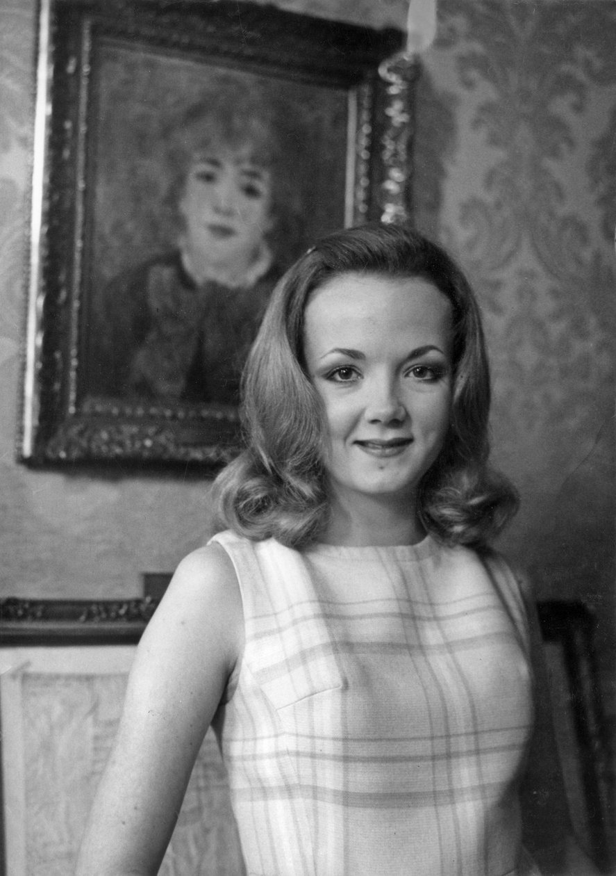 Catherine Hiegel foran lærredet af Renoir At Home French fra La Comedie Francaise efter at have underskrevet sin kontrakt om rollen som stuepige den 30. januar 1969 af Unknown
