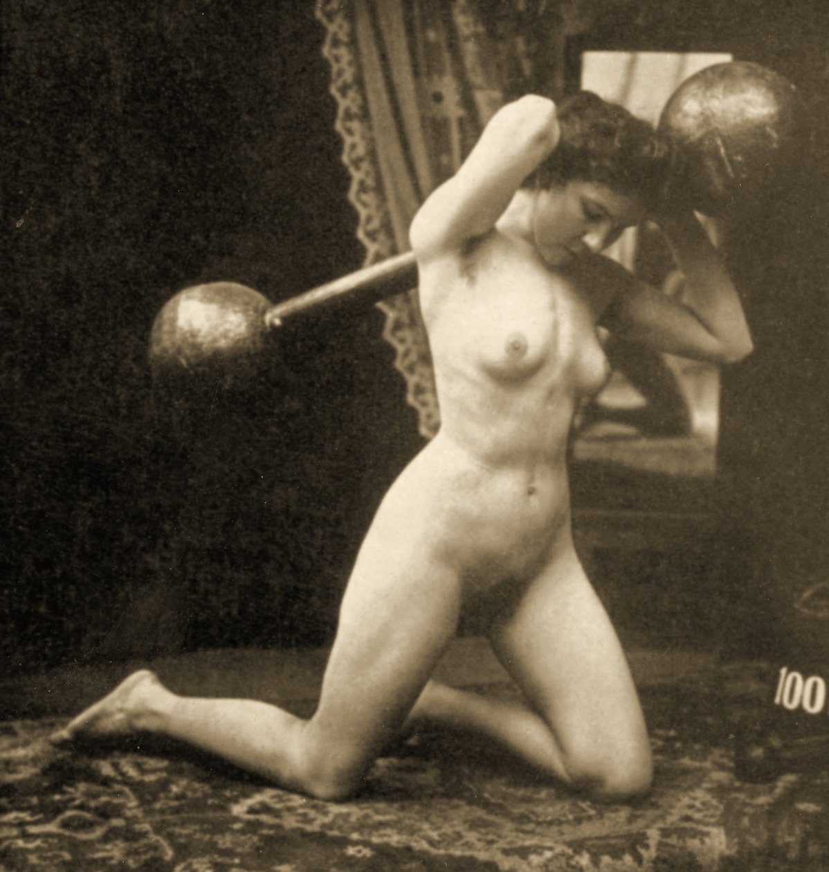 Nøgen kvinde træner med en klodestang, ca. 1900 (sepia-billede) af Unknown