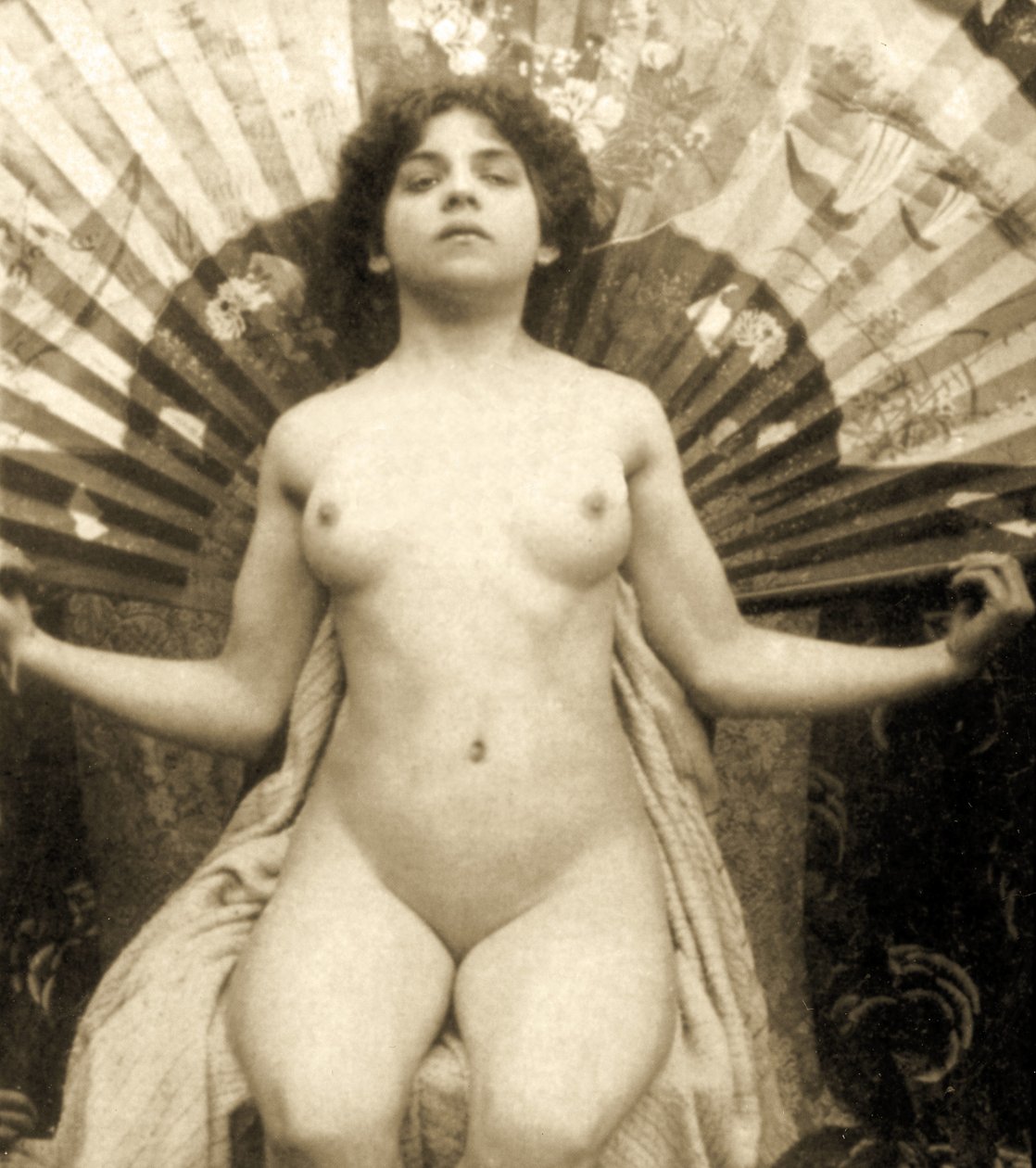 Nøgen kvinde poserer med en stor vifte, ca. 1900 (sepia-billede) af Unknown