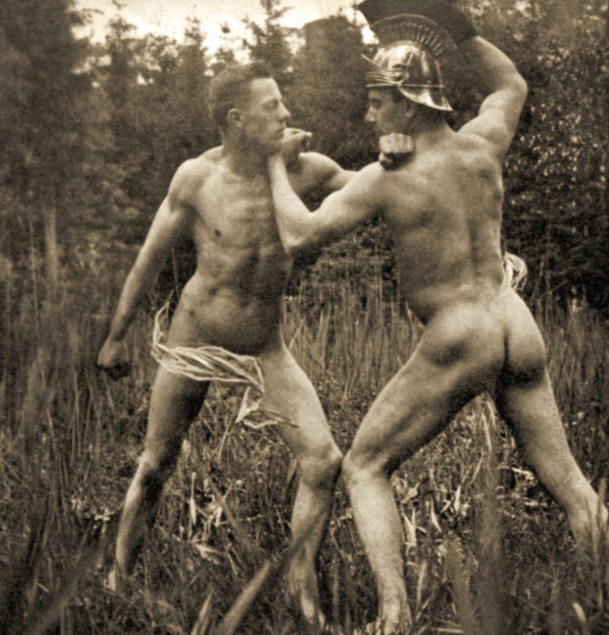Kampstilling med en romersk hjelm, ca. 1910 (sepiafoto) af Unknown