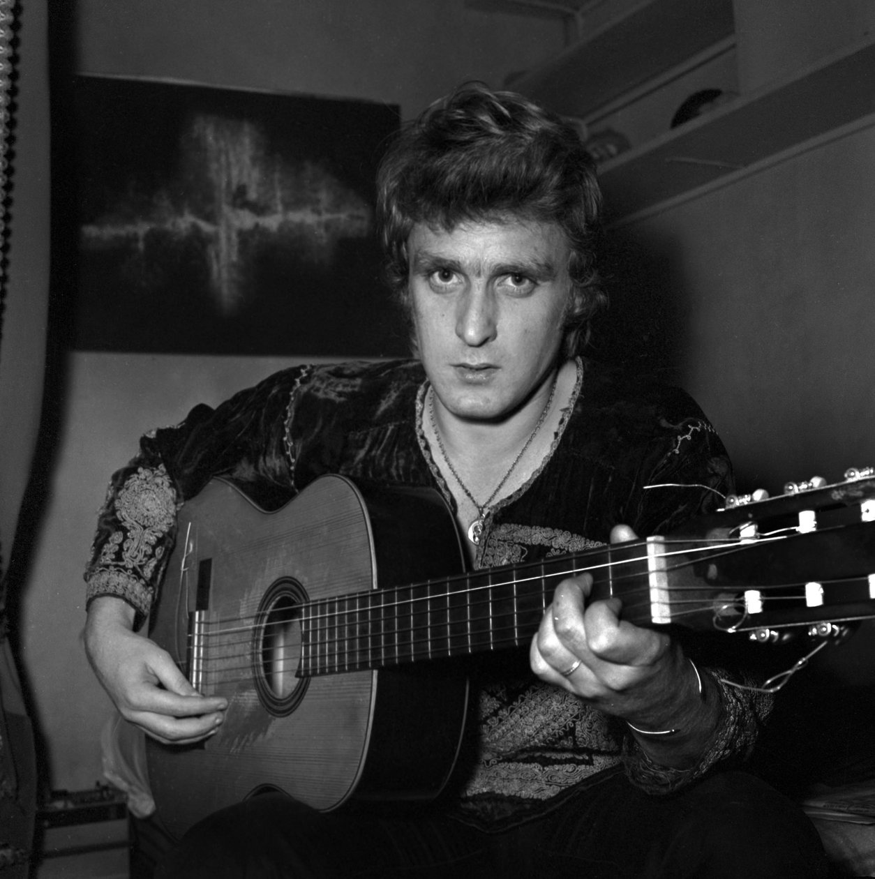 Den franske sanger Christophe (Daniel Bevilacqua) maler et lærred derhjemme, 18. november 1969 af Unknown