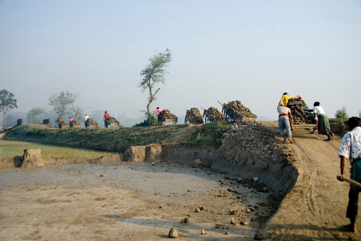 Arbejdere bærer jord på skubbevogne til murstensmarken i Katiadi, Kishorganj, Bangladesh. Der er 6000-7000 murstensmarker i Bangladesh, normalt beliggende uden for byer i de lavtliggende lande af Unknown