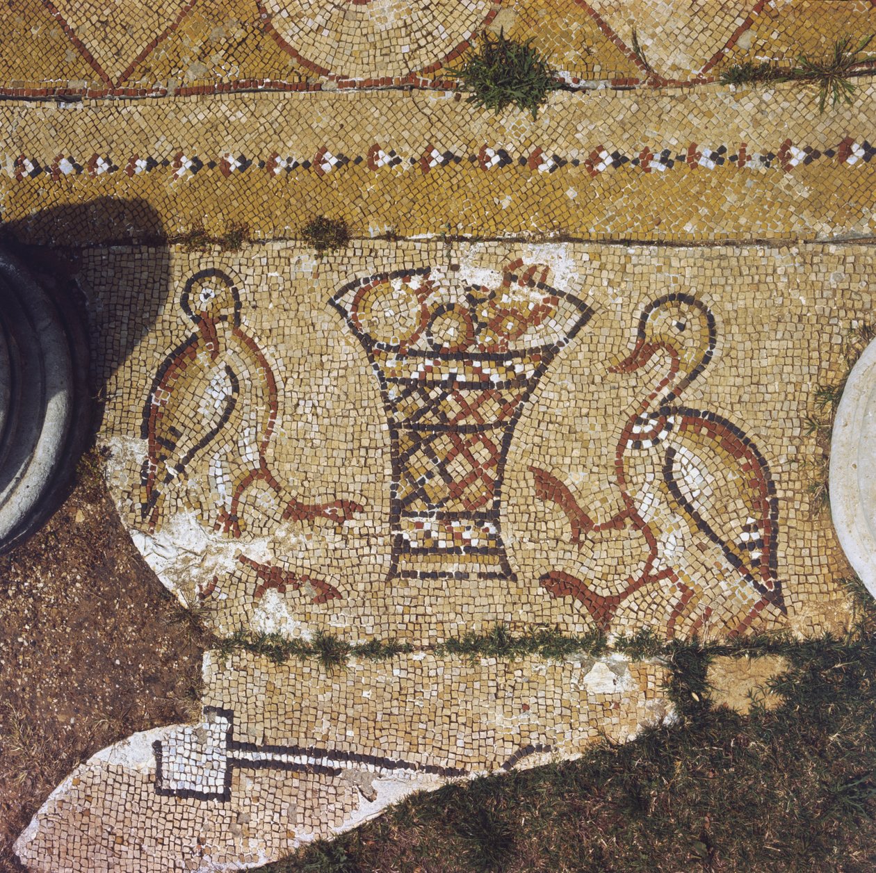 Libanon, del af en byzantinsk mosaik blandt ruinerne af Beit Meri. af Unknown
