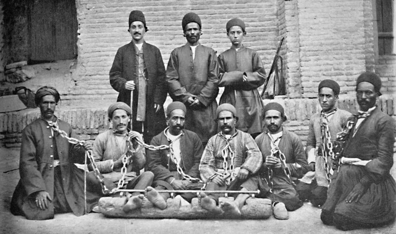 Fanger og fanger i en fængselsgård, Nahavand, Persien, 1902 af Unknown