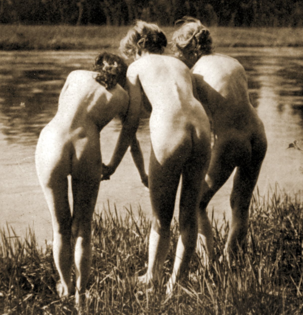 Three Graces , a Female Nude Trio, ca. 1900 (sepia-billede) af Unknown