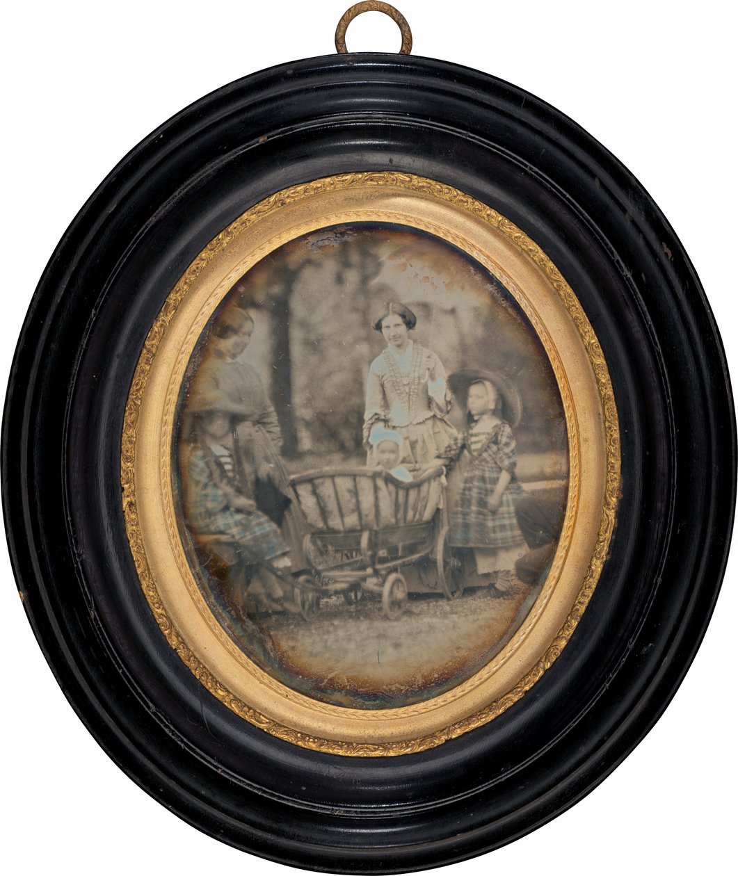 To kvinder og tre børn i haven af Unknown 19th Century