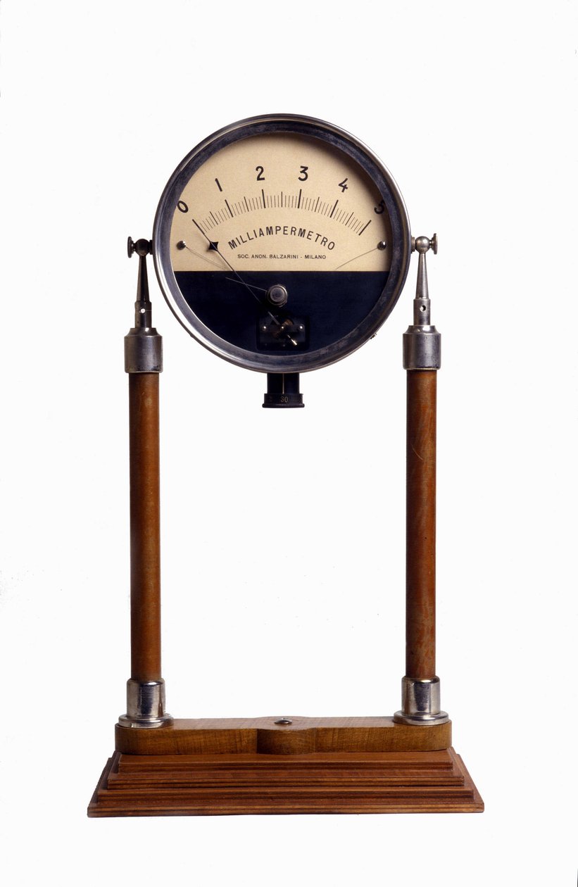 Et milliamperemeter (eller amperemeter): apparat designet til at beregne intensiteten af den elektriske strøm. af Unknown artist