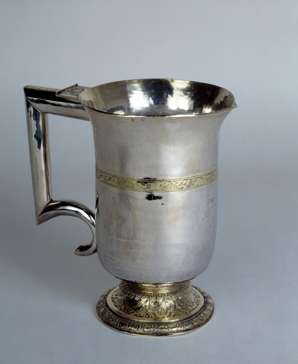 Aiguiere har et lige håndtag i sølv og guld. 1600-tallets Paris, dekorativ kunst af Unknown artist
