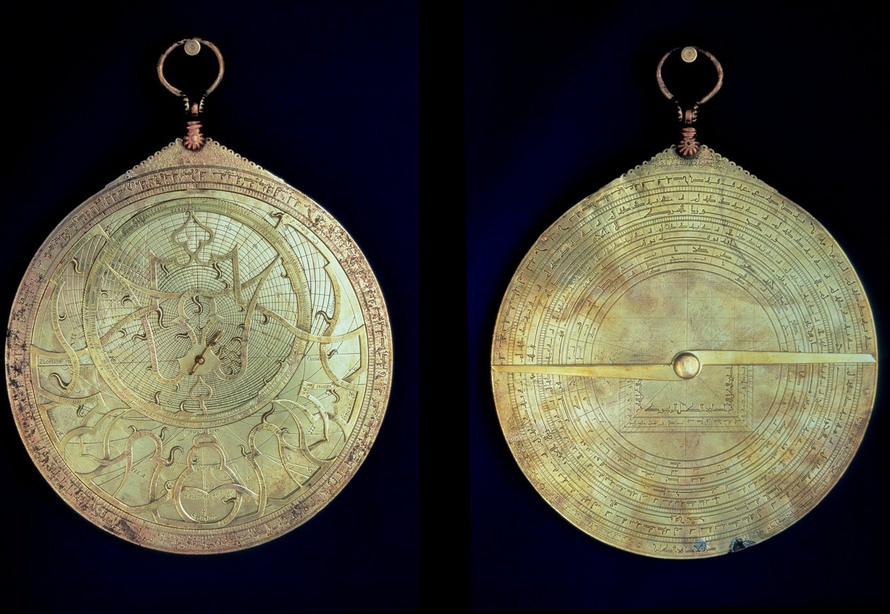 Et astrolabium, et astronomisk måleinstrument brugt af navigatører, fra det 15. århundrede. Privat samling. af Unknown artist