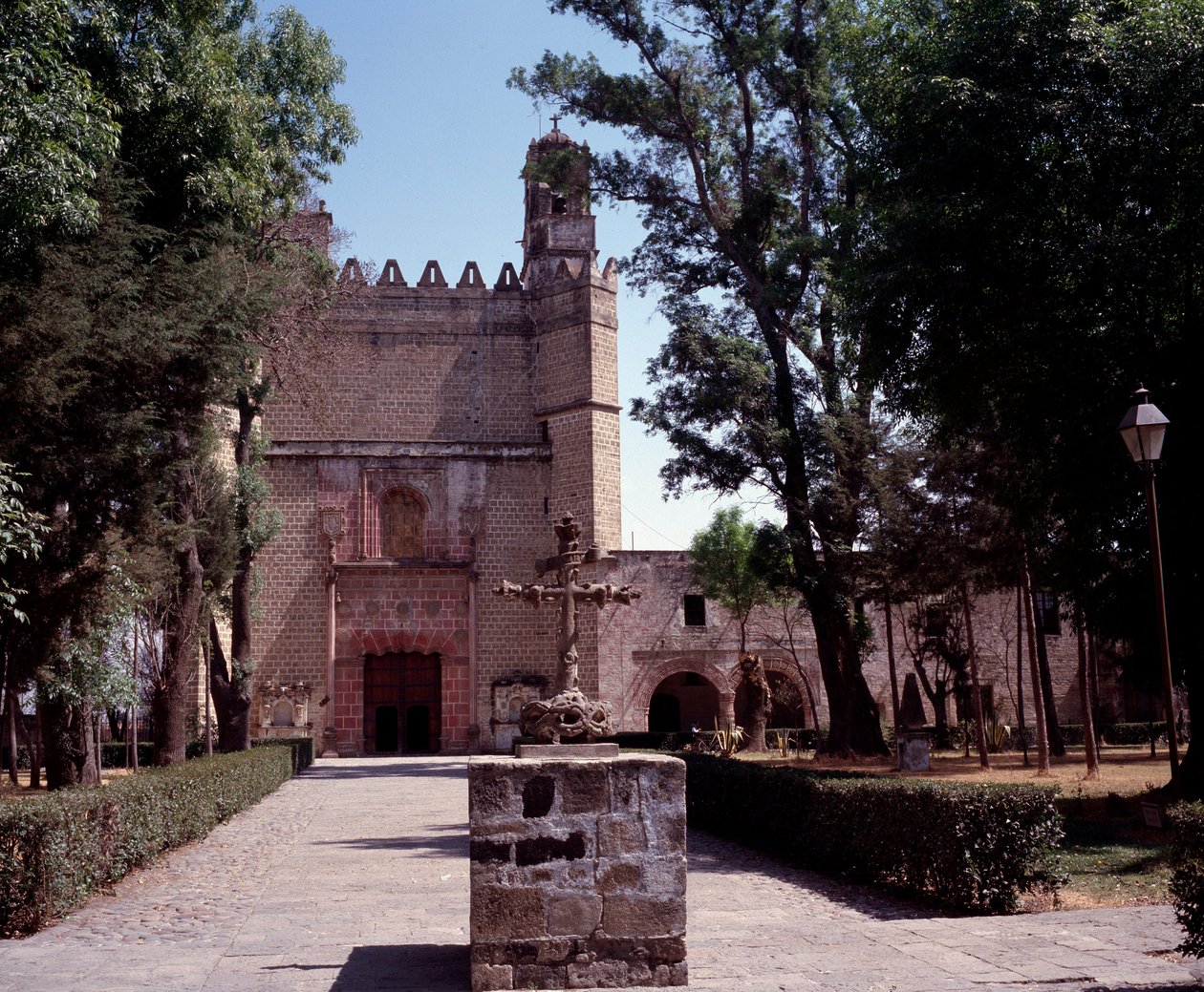 Art Mexico: udsigt over Augustinerklosteret (klosteret San Augustin Acolman) fra 1571. Korset er lavet af Tequitquis oprindelige kunstnere. Mexico. Acolman af Unknown artist
