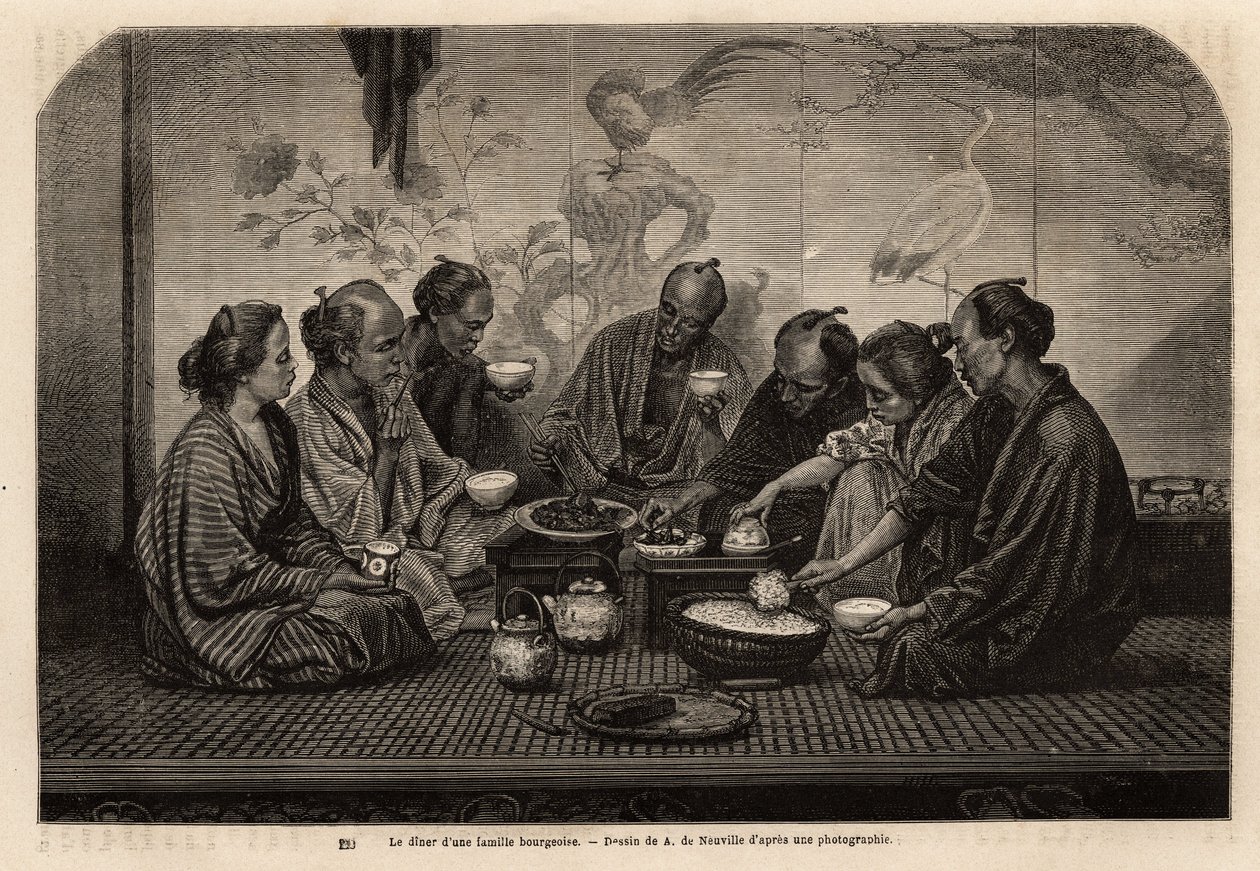 Ved en borgerlig families middag samles mænd på en tatami, omkring små sofaborde, spiser ris i en individuel skål og serverer kød og grøntsager i en fælles ret, mens de drikker te, serverer to kvinder servicen. Indgravering til illustration af rejsen til J af Unknown artist