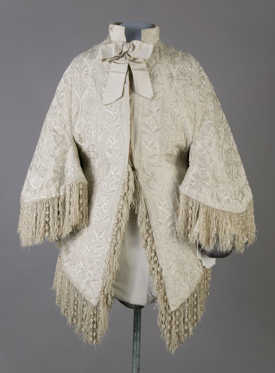Bertha Palmers frakke, ca. 1870 (set forfra), Ribbet silkemoiré, frynser og krystalperler af Unknown artist