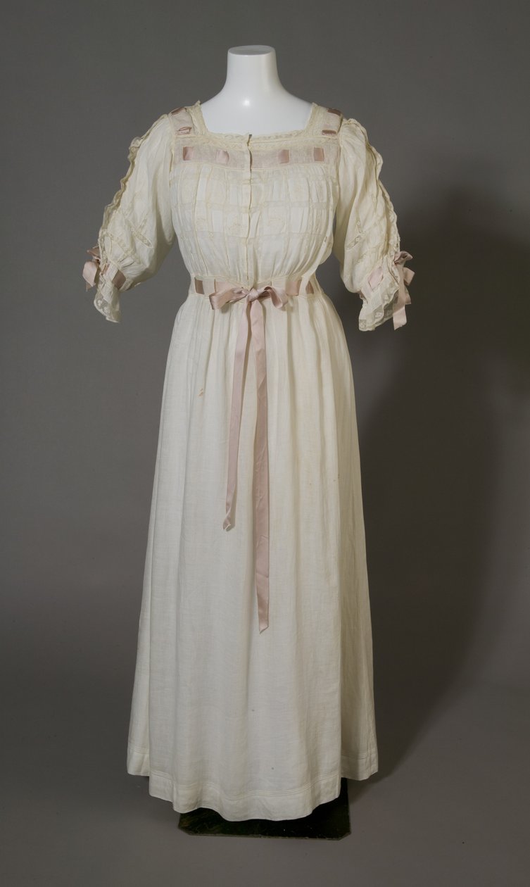 Bertha Palmers natkjole, ca. 1880 (set forfra), Hvid bomuld, blonder, broderi og silkebånd. af Unknown artist