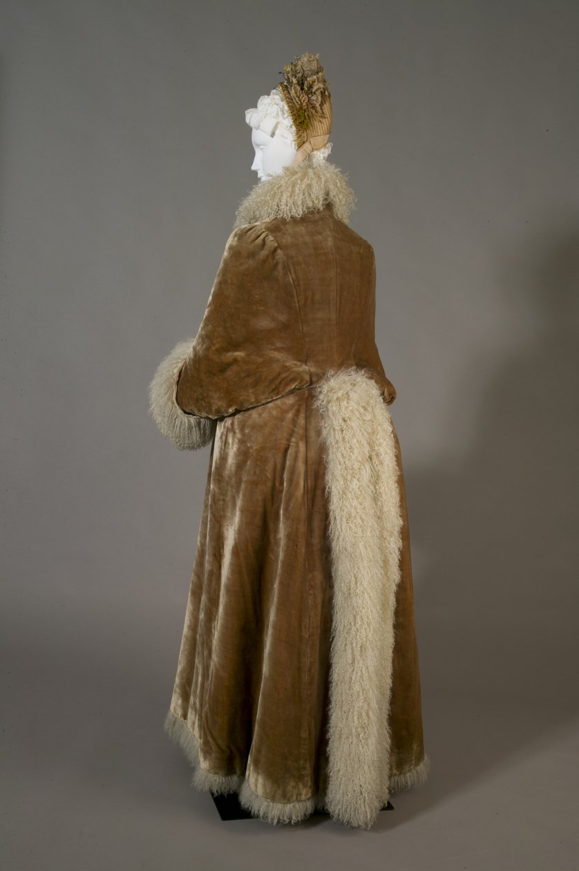 Bertha Palmers vinterfrakke, ca. 1885 (skrå bagside), Silkefløjl og lammeuld. af Unknown artist