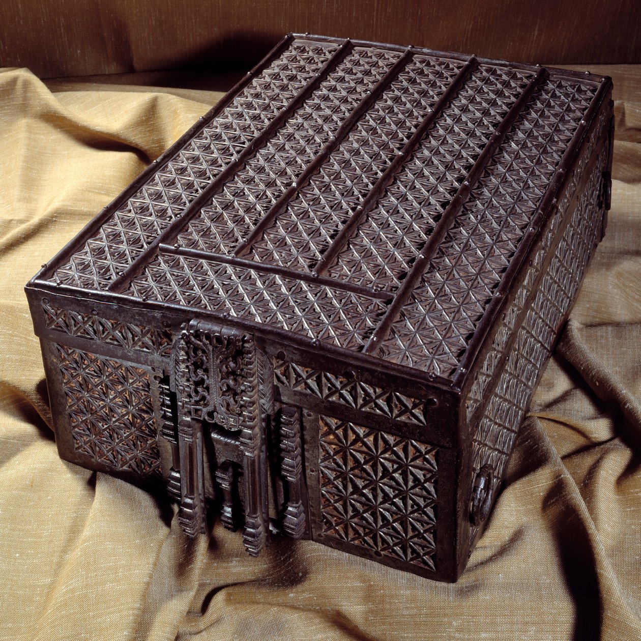 Kassette indeholdende Amiens-traktaten fra 1527 bruges til hestetransport (alliance mellem Henrik VIII og Francois I mod Charles V). Paris, Nationalarkivet af Unknown artist