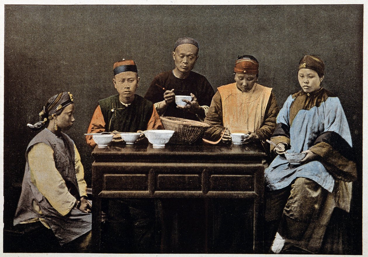 Kinesisk familiespisning - fotokrom, slutningen af det 19. århundrede. af Unknown artist