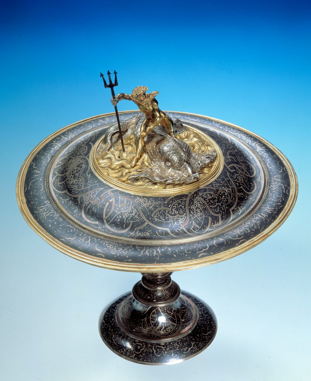 Kop dækket af sølv nielle og guld toppet af en statuette af Neptun. Paris sidst i det 16. århundrede. Louvre-museet af Unknown artist