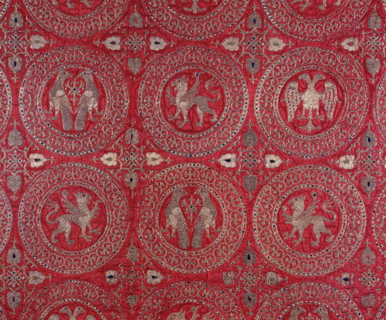 Detalje af kirkelig kostume stof i lilla silke fra Cypern, der repræsenterer fantastiske dyr (religiøs lilla silke vane fra Cypern med fantastiske dyr) 13. århundrede Museo Della Cattedrale Anagni, Italien af Unknown artist