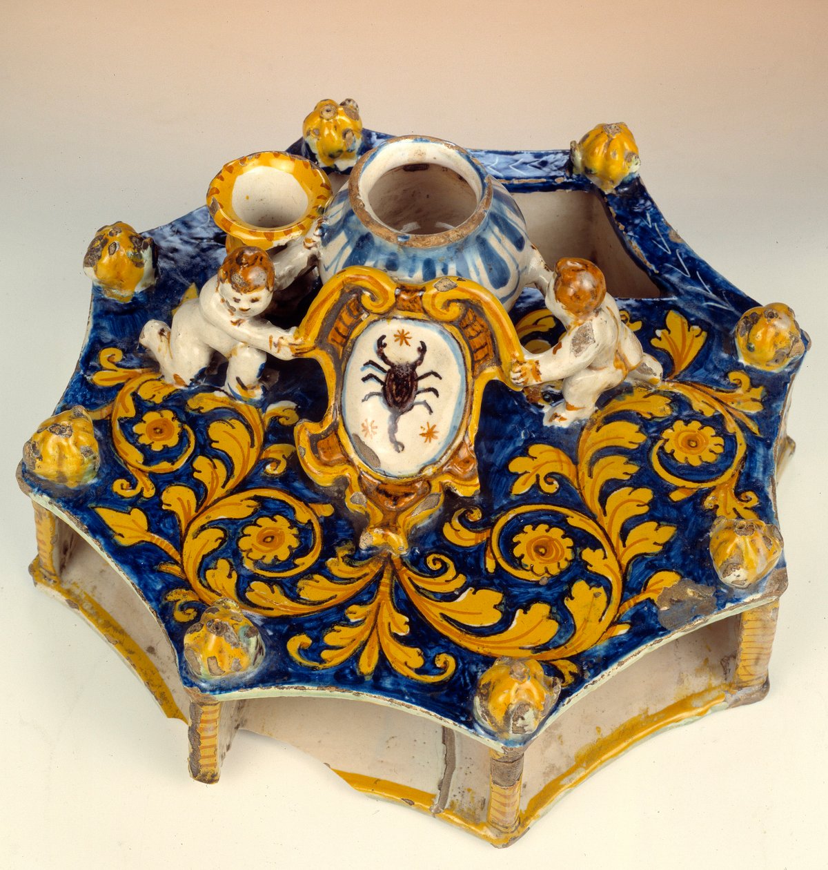 Otte-sektionsskrift lavet i majolica (maiolica) i mørkeblå, gule og lysegrønne farver. 1560-1570 Enouen, National Renaissance Museum af Unknown artist