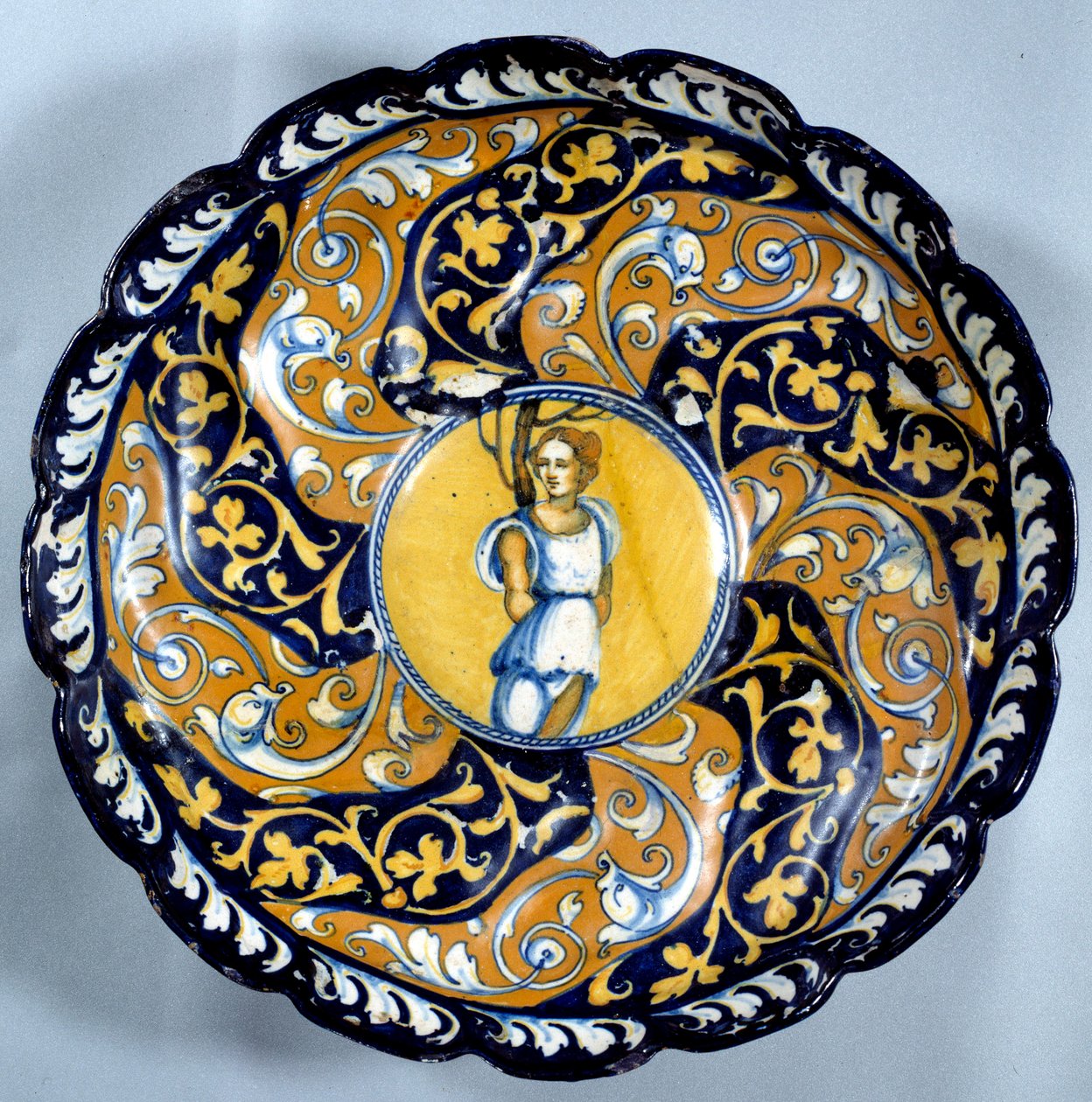 Godronnee fajance kop dekoreret af en angelot. Paris fra det 16. århundrede, Louvre-museet af Unknown artist