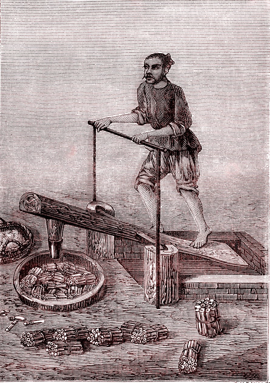 Slibning af bambusstykker, papirfremstilling i Kina (3. århundrede f.Kr.) (kobberstik) af Unknown Artist