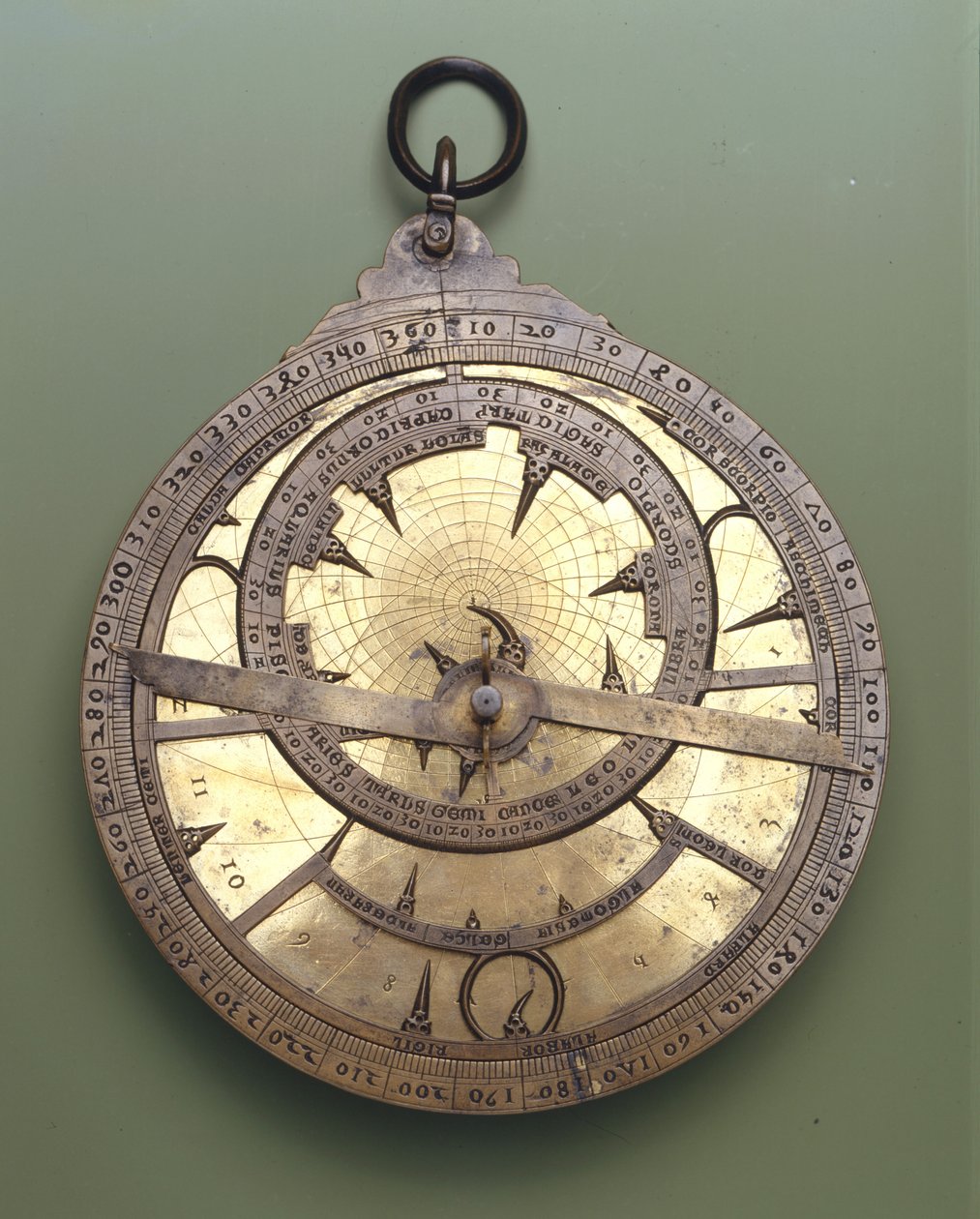 Latinsk astrolabium brugt i Italien og Sydeuropa i begyndelsen af det 14. århundrede. af Unknown artist