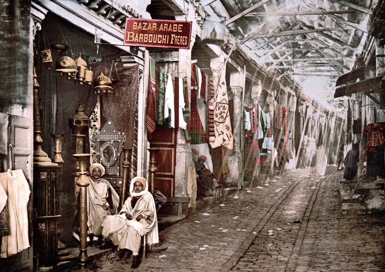 Le souk el Truck i Tunis: butik med skilt på fransk "" Bazaar arabic Barbouchi brothers"". Photochrome v. 1900. af Unknown artist