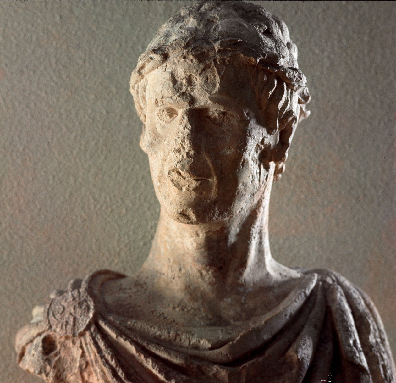 Kalkstensbuste af kejser Frederik II af Hohenstaufen (1194-1250) 1245-1250. Barletta, Museo Civico af Unknown artist