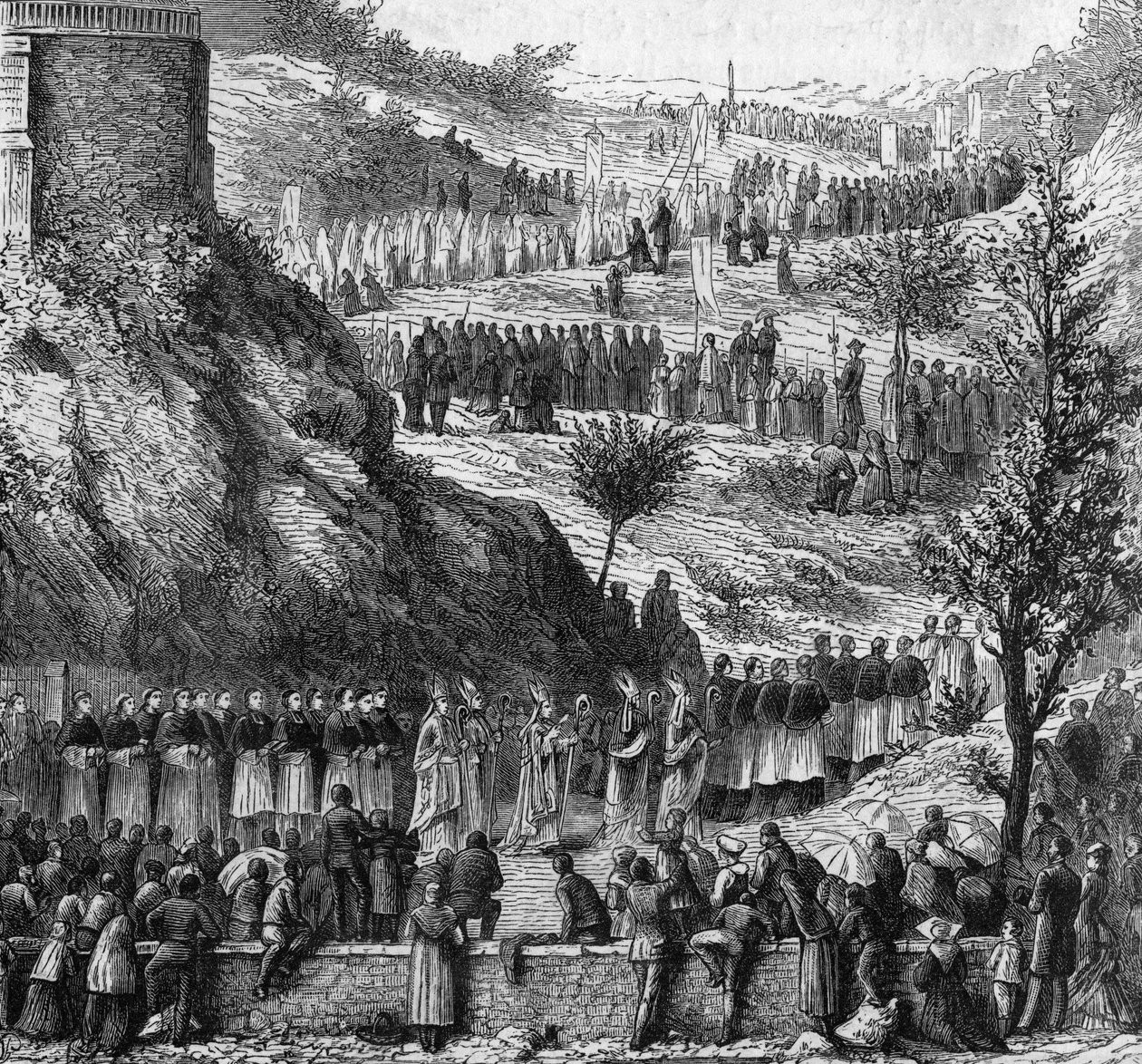 Lourdes 1864: processionen til hulen til indvielsen af statuen af Mary Immaculee. af Unknown artist