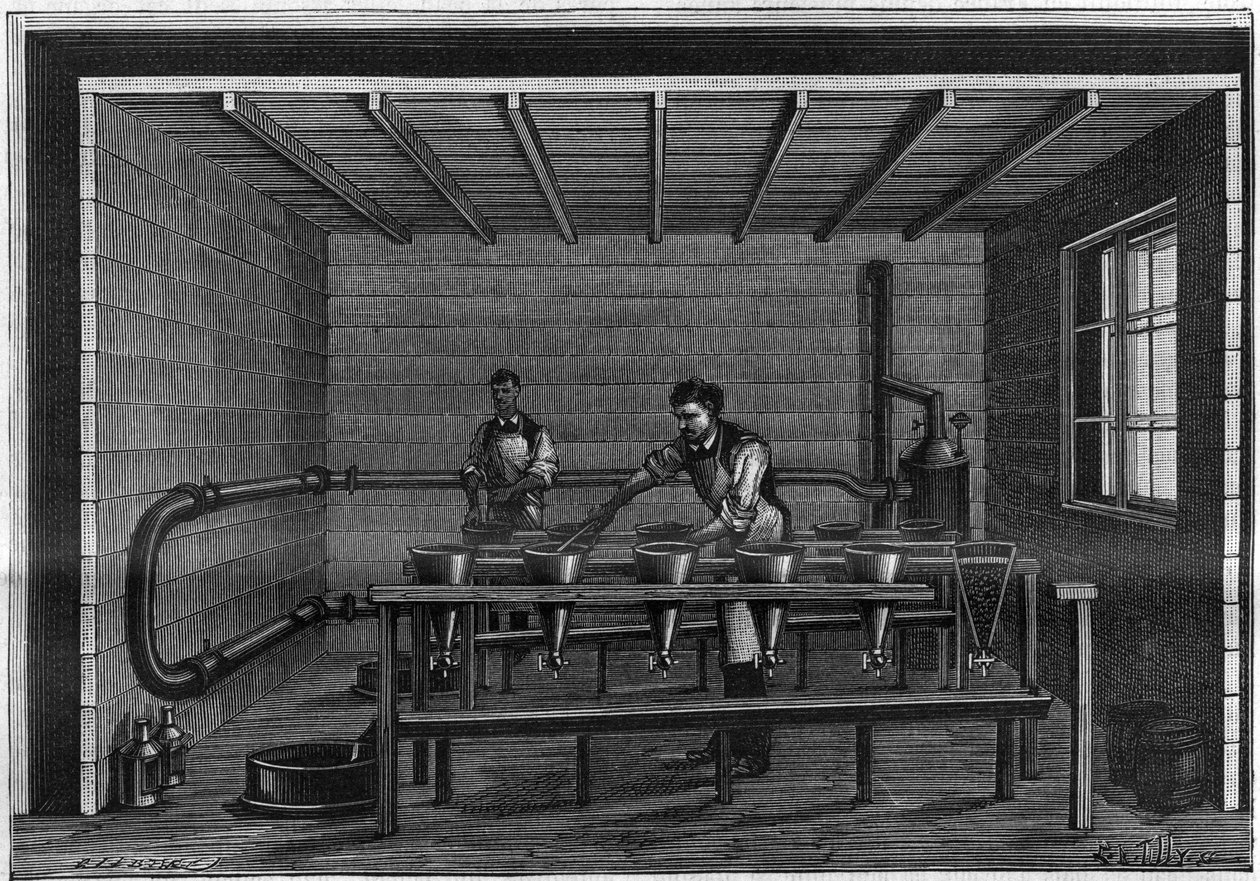 Fremstilling af vaseline. Arrangering af en filtreringsenhed på det sorte dyr. Stik fra 1885. af Unknown artist