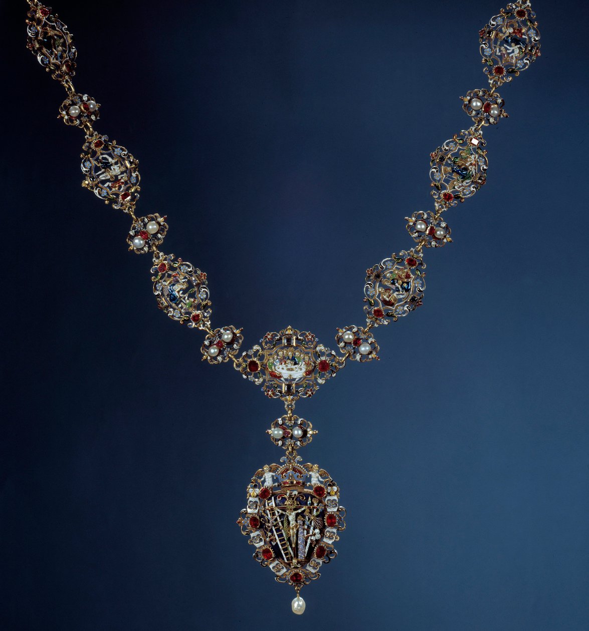 Halskæde af kejseren af Det Hellige Rige, Kongen af Bøhmen og Kongen af Ungarn Rodolph II (1552-1612) i emalje, guld og fine sten med vedhæng, der forestiller scener af passionen. 16. århundrede. Paris, Louvre-museet af Unknown artist