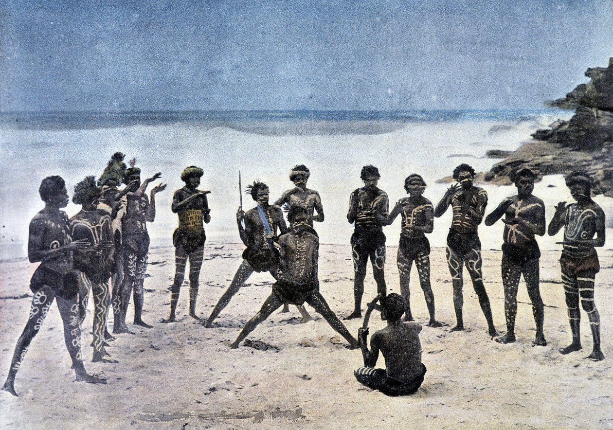 Papua-dans på stranden ved siden af landsbyen Takapuna (Ny Guinea). af Unknown artist
