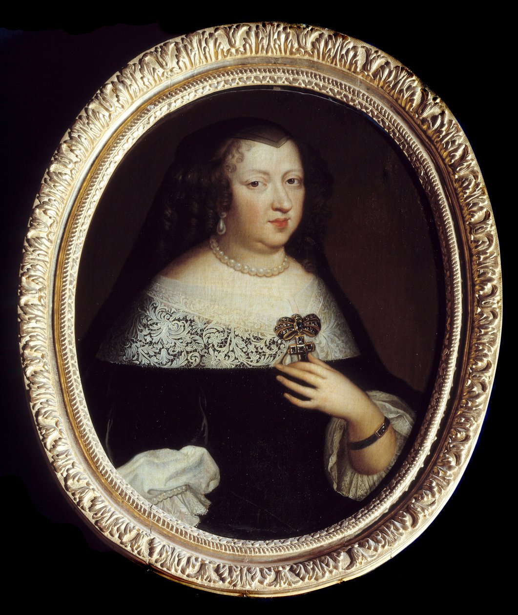 Portræt af Anne af Østrig (1601-1666) Dronning af Frankrig. Hun bærer perlejuveler, et vedhæng prydet med ædelsten i form af et kors og et armbånd om venstre håndled. Anonymt maleri af Unknown artist
