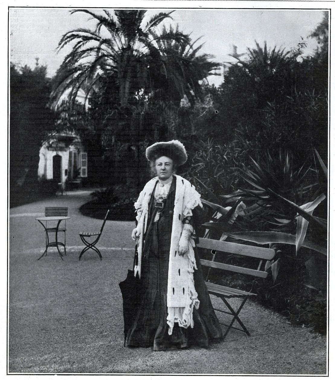 Portræt af Madame Juliette Adam (nee Lambert) (1836-1936), fransk forfatter, polemist og feminist i Nice i 1905. af Unknown artist