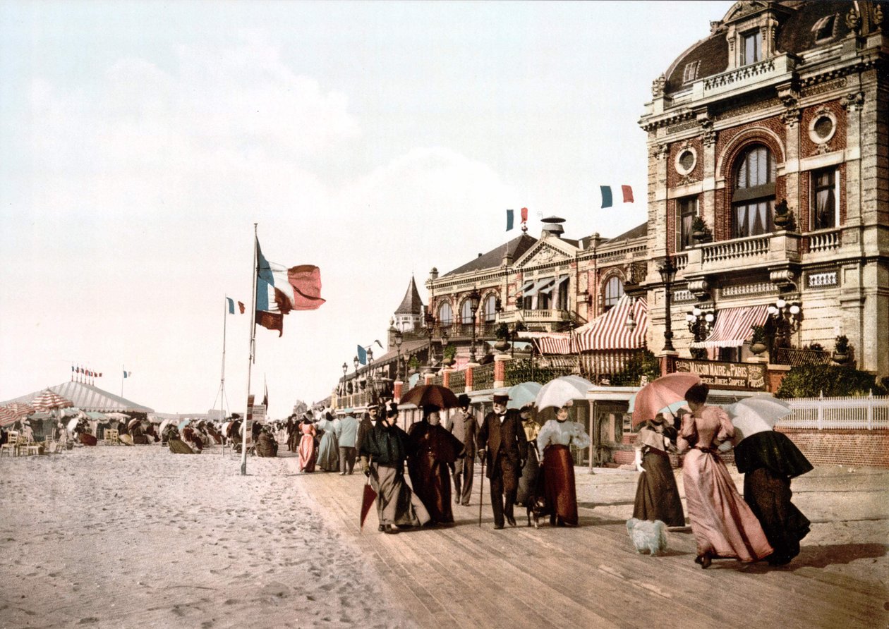 Promenade - Stor stue - Trouville. Fotokrom c. 1890. af Unknown artist