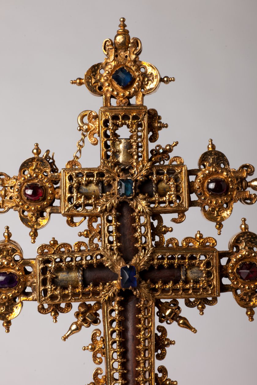 Relikviekors. Metalsmedning med juveler. Oprindelseskloster (Saint-Amand Tournai, tidligere Elnone. 1500-tallet. Detalje midt på korset. af Unknown artist