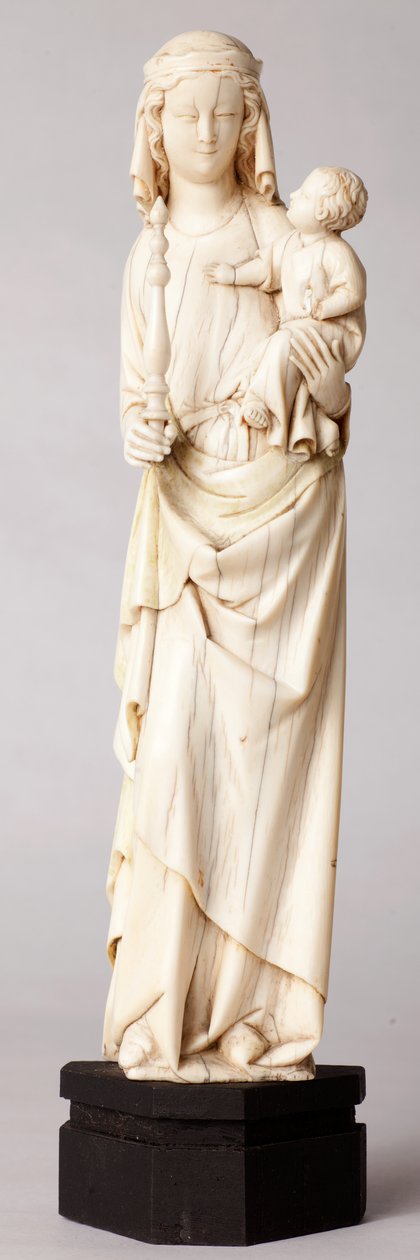 Statue. Madonna og barn. Gave fra Mgr. Cantineau, dekan for katedralkapitlet. Elfenben. 13. århundrede. af Unknown artist